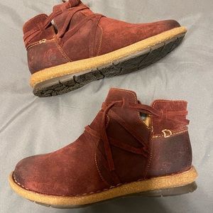 Born 'Tarkiln' booties NWOT